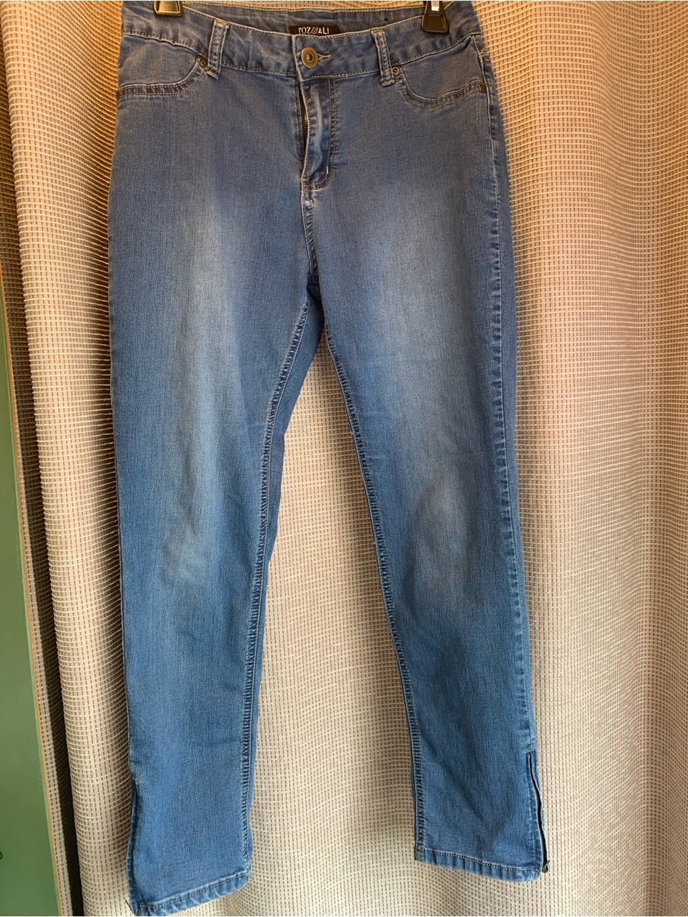 Roz & Ali Light Wash Denim Jeans with Side Zipper